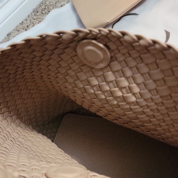 BC BAGS TAN WOVEN PURSE NWT - Picture 4 of 6